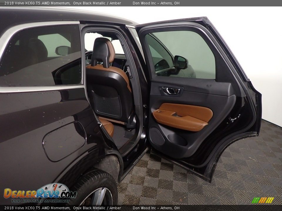 2018 Volvo XC60 T5 AWD Momentum Onyx Black Metallic / Amber Photo #35