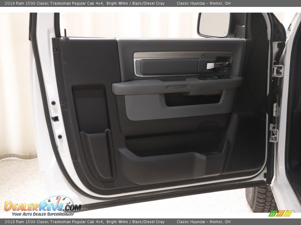 2019 Ram 1500 Classic Tradesman Regular Cab 4x4 Bright White / Black/Diesel Gray Photo #4