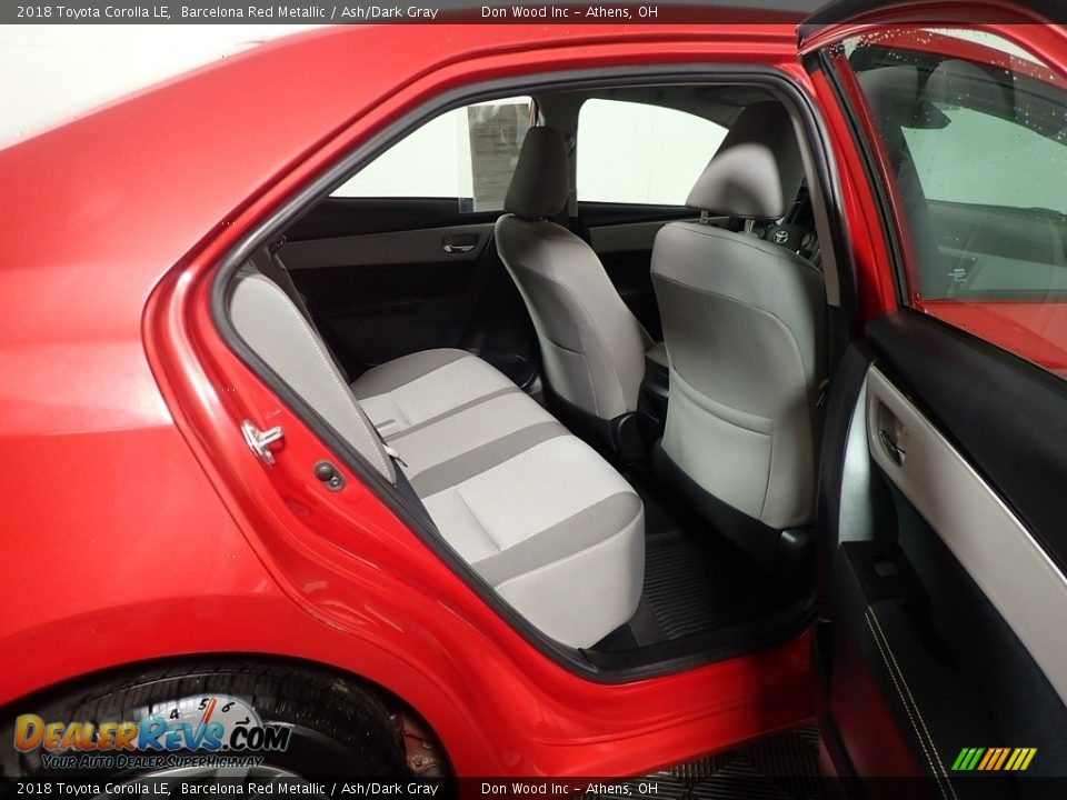 2018 Toyota Corolla LE Barcelona Red Metallic / Ash/Dark Gray Photo #33