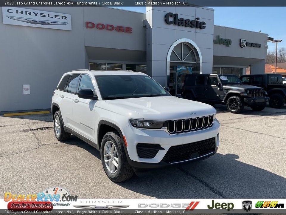 2023 Jeep Grand Cherokee Laredo 4x4 Bright White / Global Black Photo #1