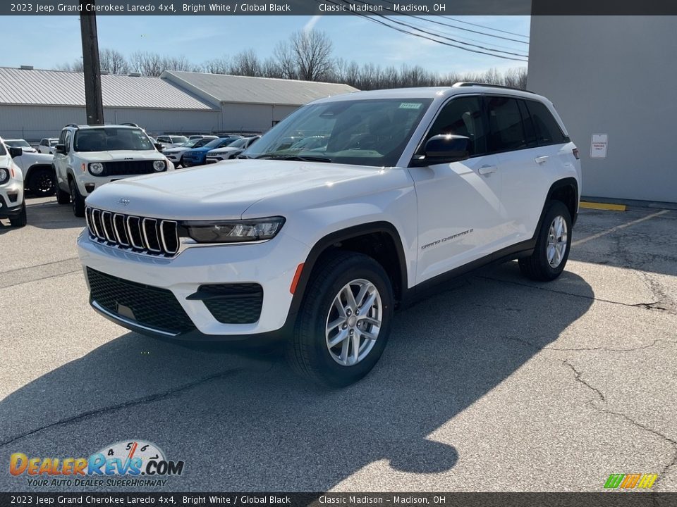 2023 Jeep Grand Cherokee Laredo 4x4 Bright White / Global Black Photo #8