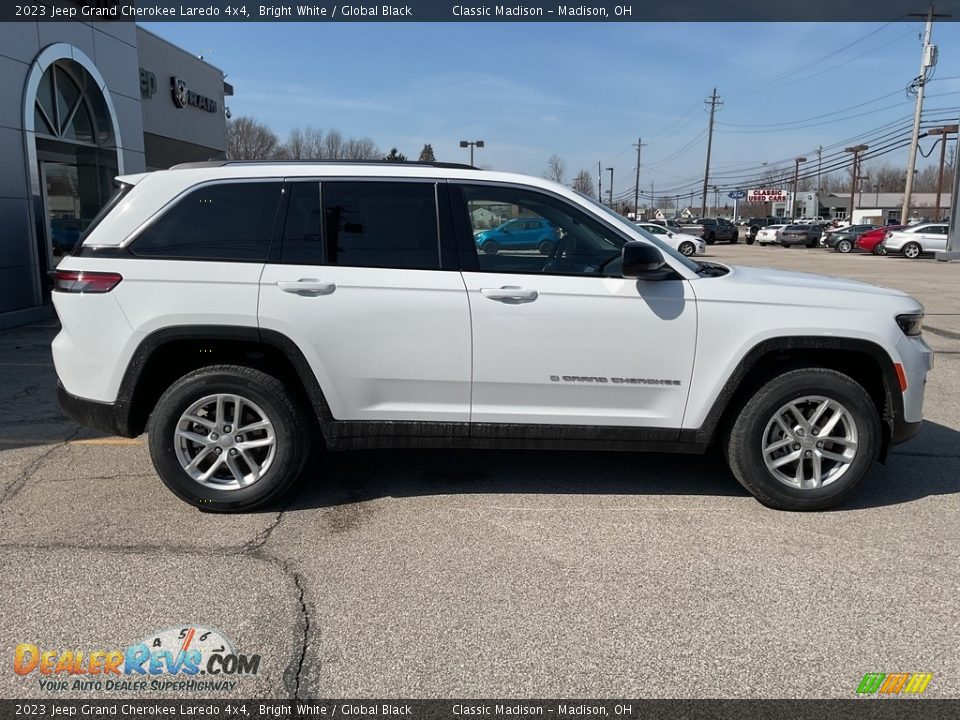 2023 Jeep Grand Cherokee Laredo 4x4 Bright White / Global Black Photo #10