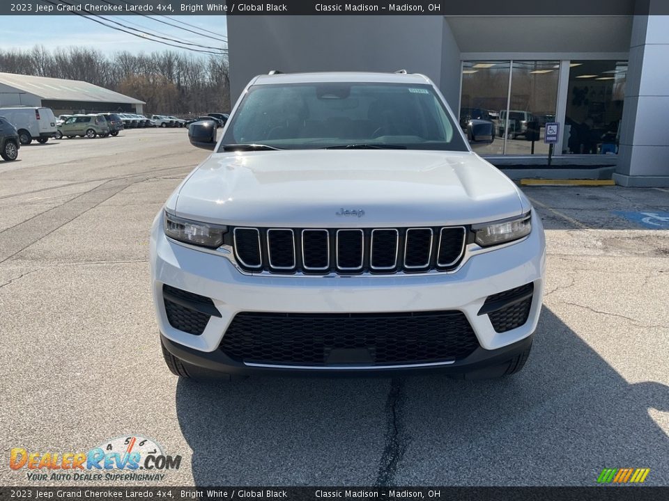 2023 Jeep Grand Cherokee Laredo 4x4 Bright White / Global Black Photo #11