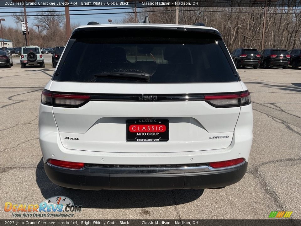 2023 Jeep Grand Cherokee Laredo 4x4 Bright White / Global Black Photo #12