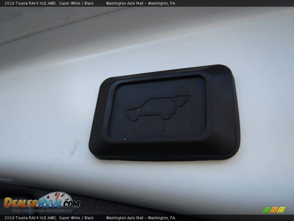2019 Toyota RAV4 XLE AWD Super White / Black Photo #34