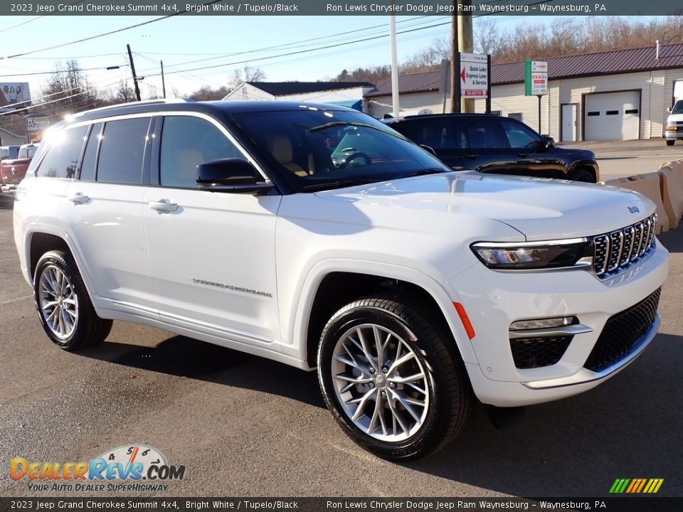 Front 3/4 View of 2023 Jeep Grand Cherokee Summit 4x4 Photo #8