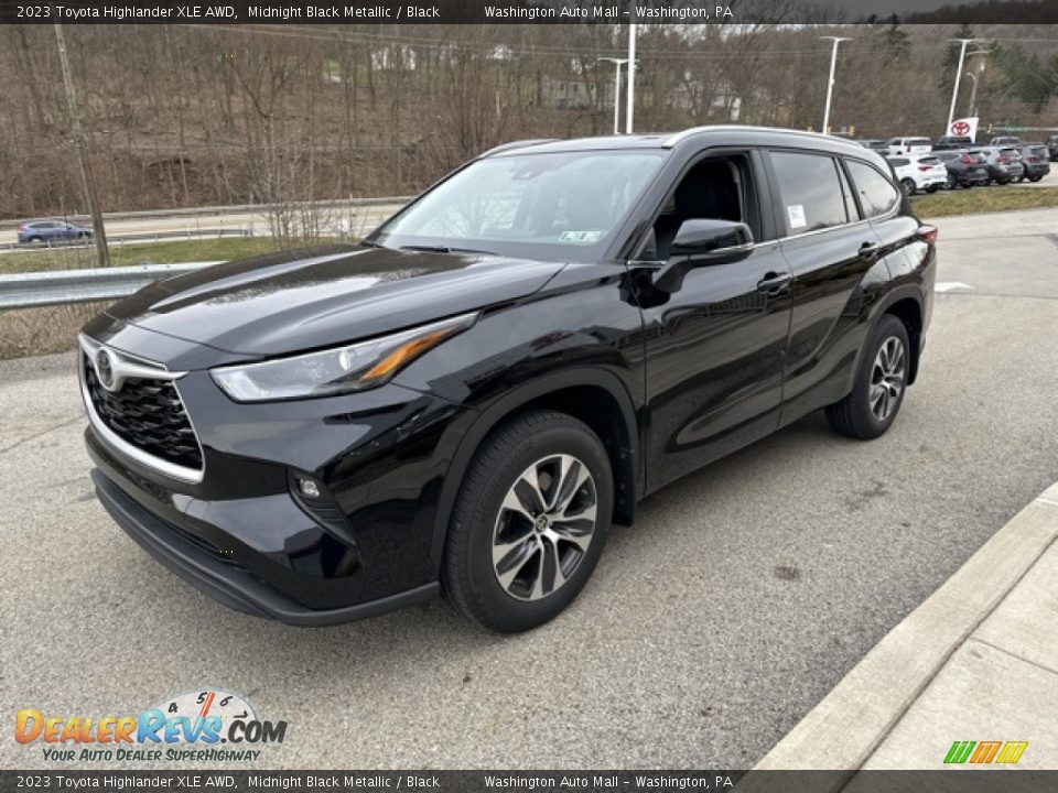 Front 3/4 View of 2023 Toyota Highlander XLE AWD Photo #7