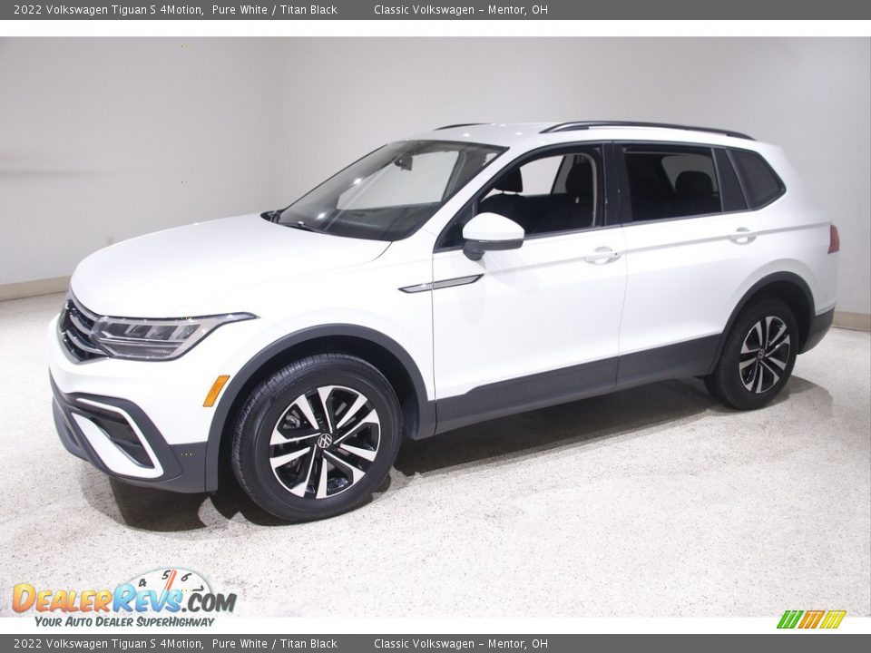 Front 3/4 View of 2022 Volkswagen Tiguan S 4Motion Photo #3