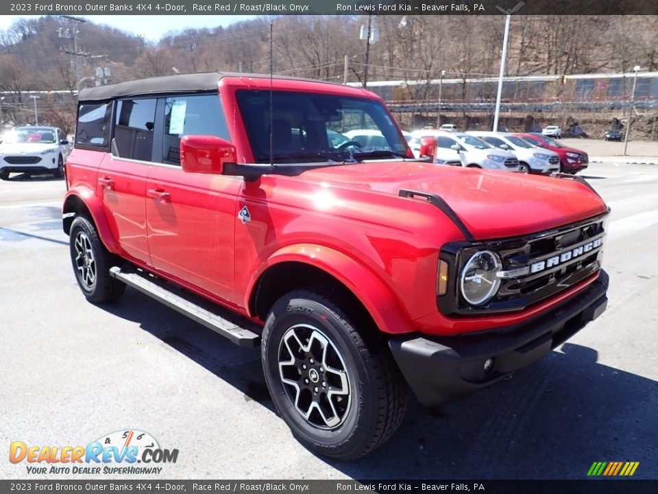 Front 3/4 View of 2023 Ford Bronco Outer Banks 4X4 4-Door Photo #2