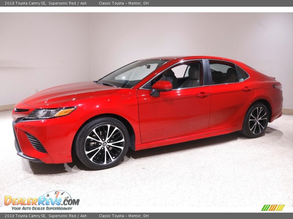 Front 3/4 View of 2019 Toyota Camry SE Photo #3