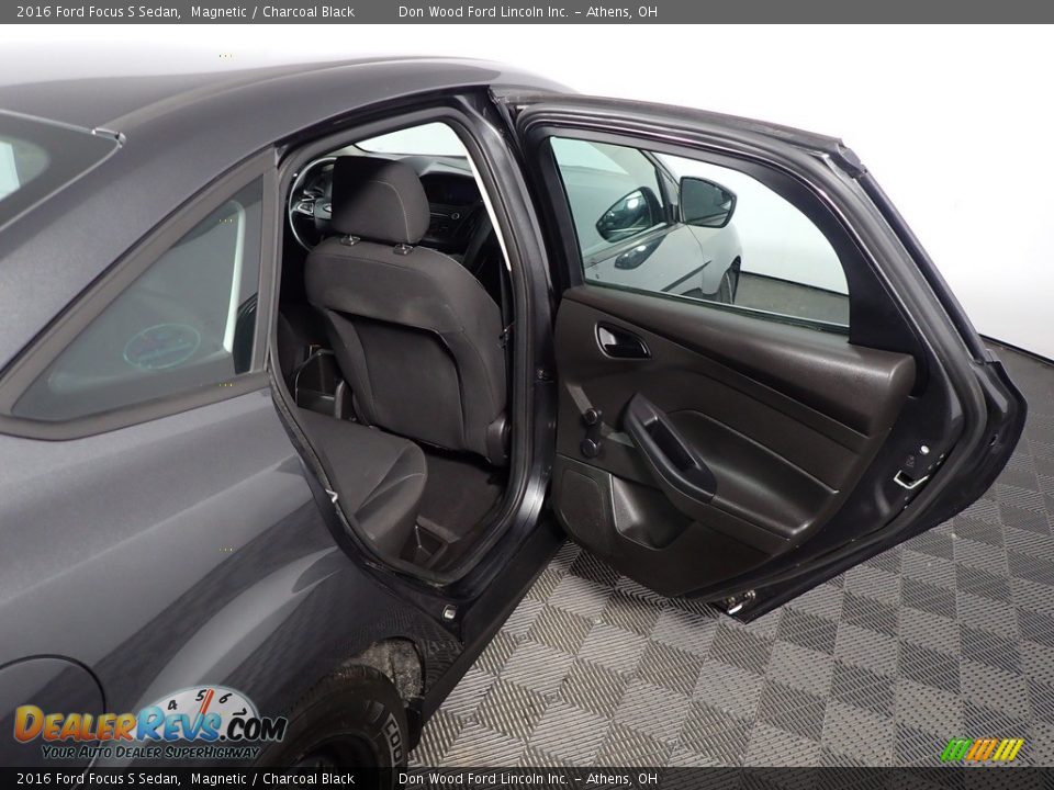 2016 Ford Focus S Sedan Magnetic / Charcoal Black Photo #32
