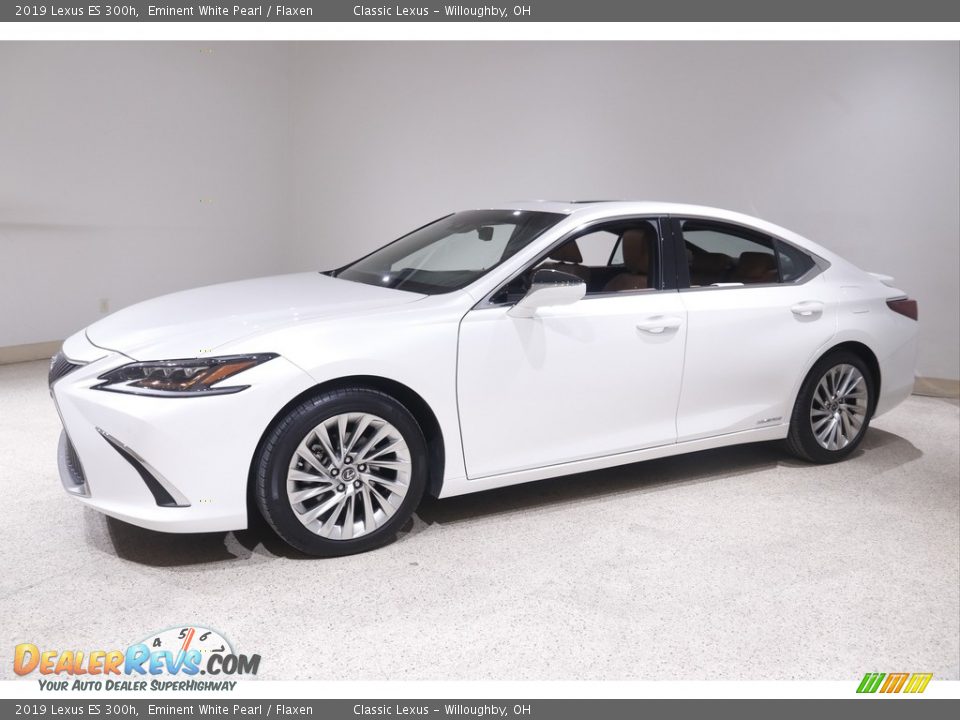 Front 3/4 View of 2019 Lexus ES 300h Photo #3