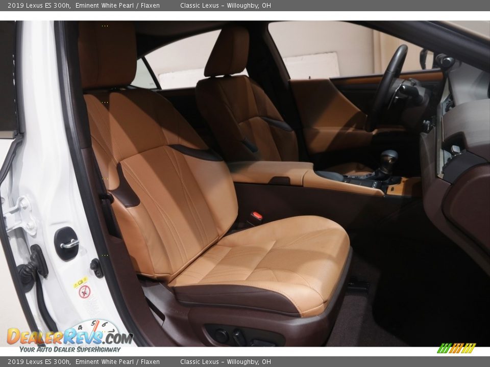 Front Seat of 2019 Lexus ES 300h Photo #17