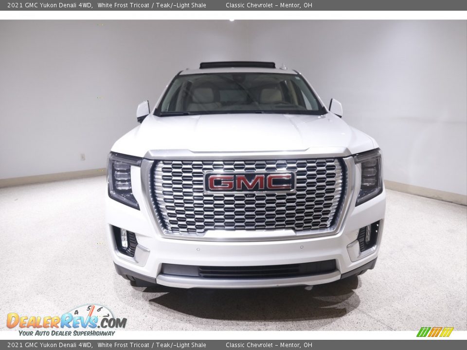 2021 GMC Yukon Denali 4WD White Frost Tricoat / Teak/­Light Shale Photo #2