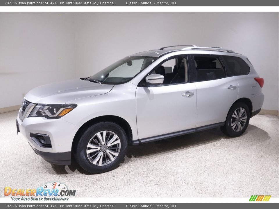 Front 3/4 View of 2020 Nissan Pathfinder SL 4x4 Photo #3