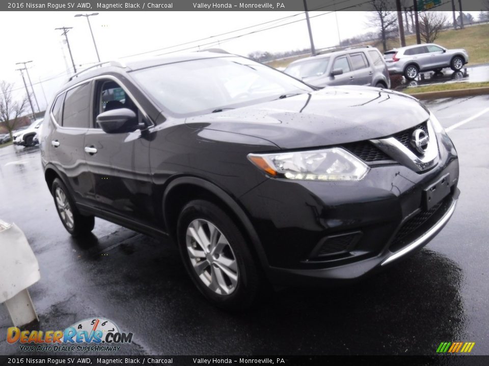 2016 Nissan Rogue SV AWD Magnetic Black / Charcoal Photo #3