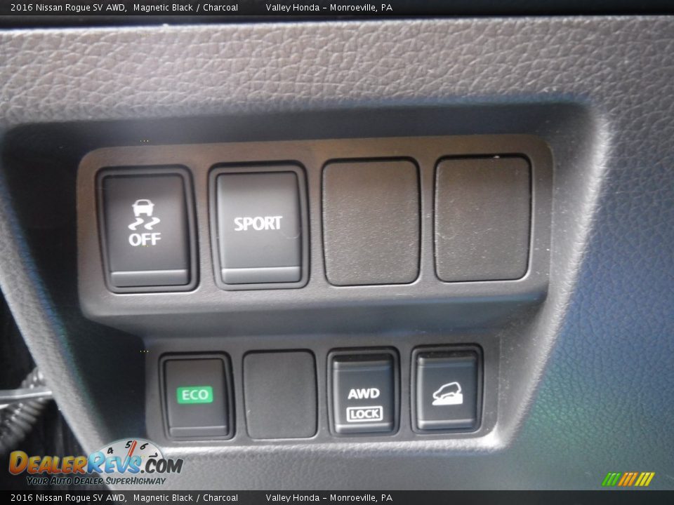 Controls of 2016 Nissan Rogue SV AWD Photo #9