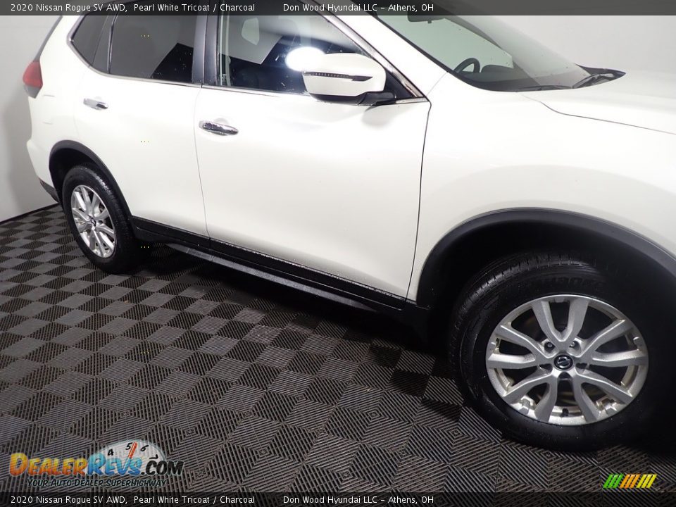 2020 Nissan Rogue SV AWD Pearl White Tricoat / Charcoal Photo #4