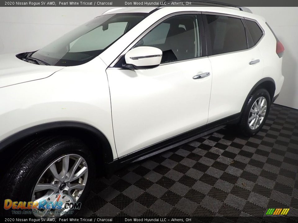 2020 Nissan Rogue SV AWD Pearl White Tricoat / Charcoal Photo #10
