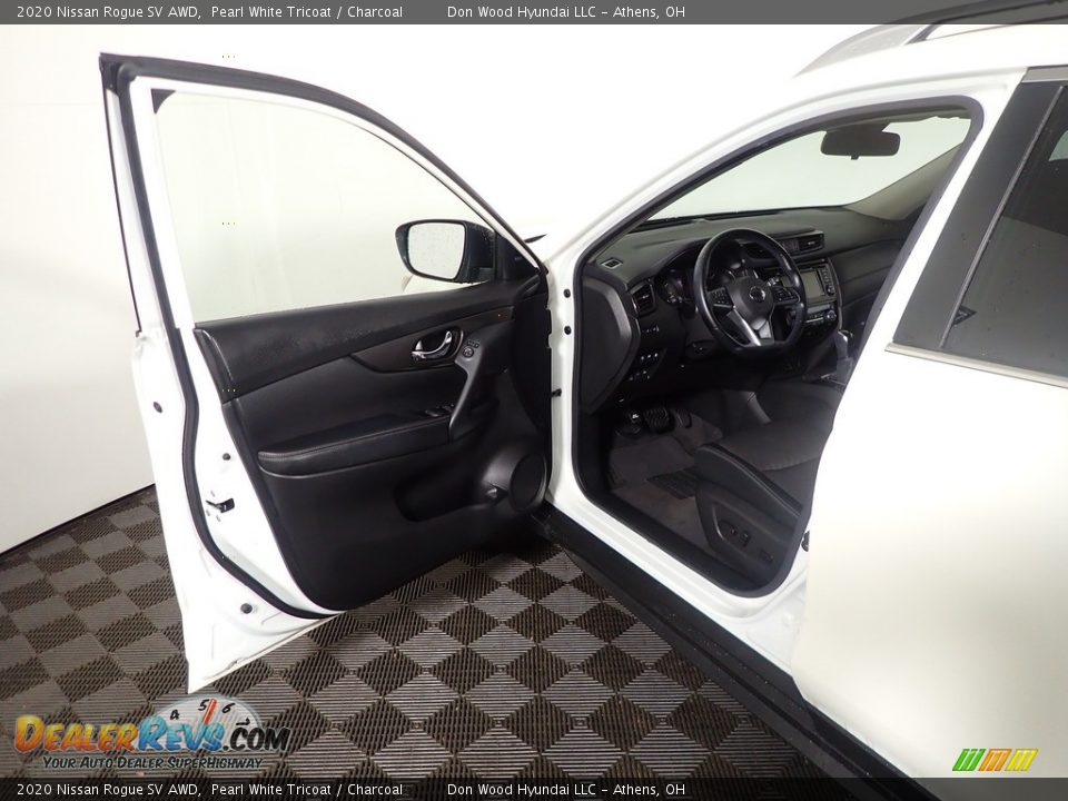 2020 Nissan Rogue SV AWD Pearl White Tricoat / Charcoal Photo #19