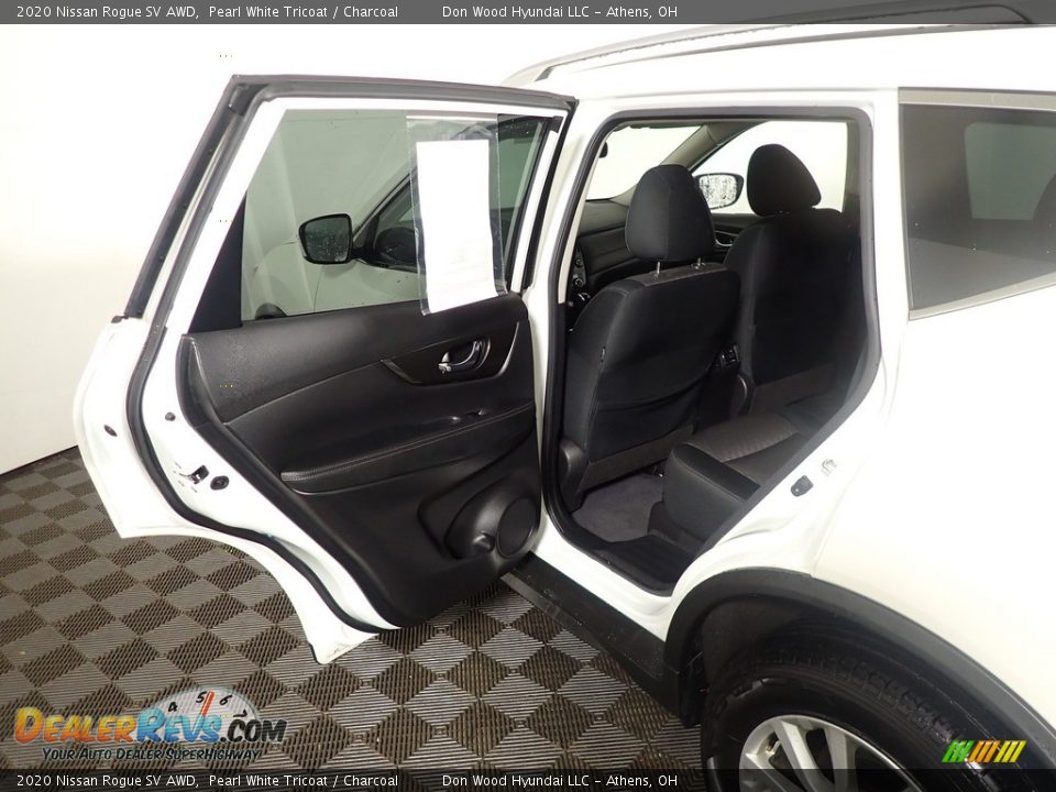 2020 Nissan Rogue SV AWD Pearl White Tricoat / Charcoal Photo #33