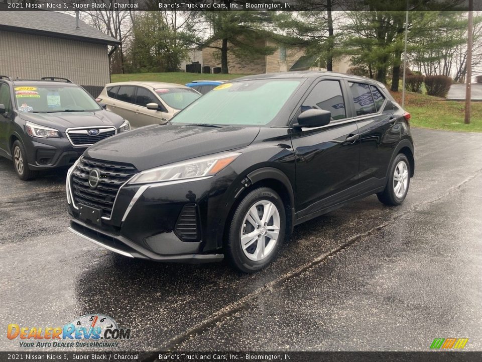 Front 3/4 View of 2021 Nissan Kicks S Photo #2