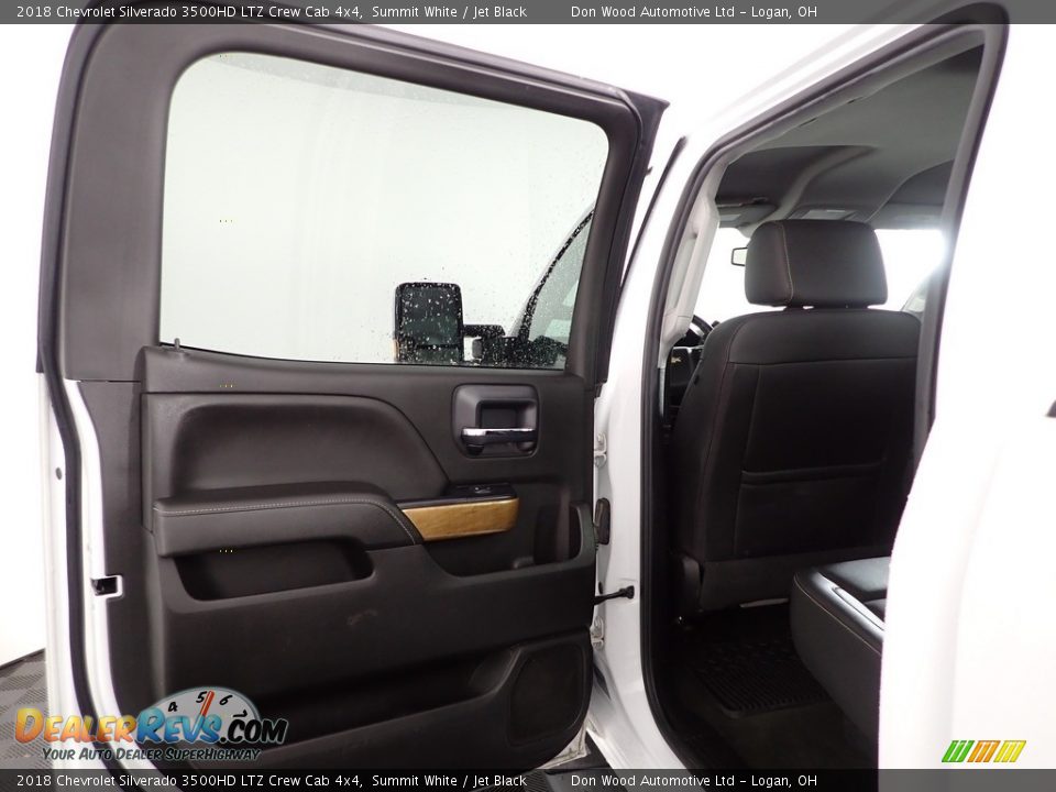 Door Panel of 2018 Chevrolet Silverado 3500HD LTZ Crew Cab 4x4 Photo #22