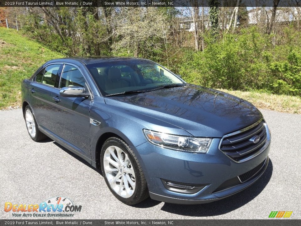 Front 3/4 View of 2019 Ford Taurus Limited Photo #5