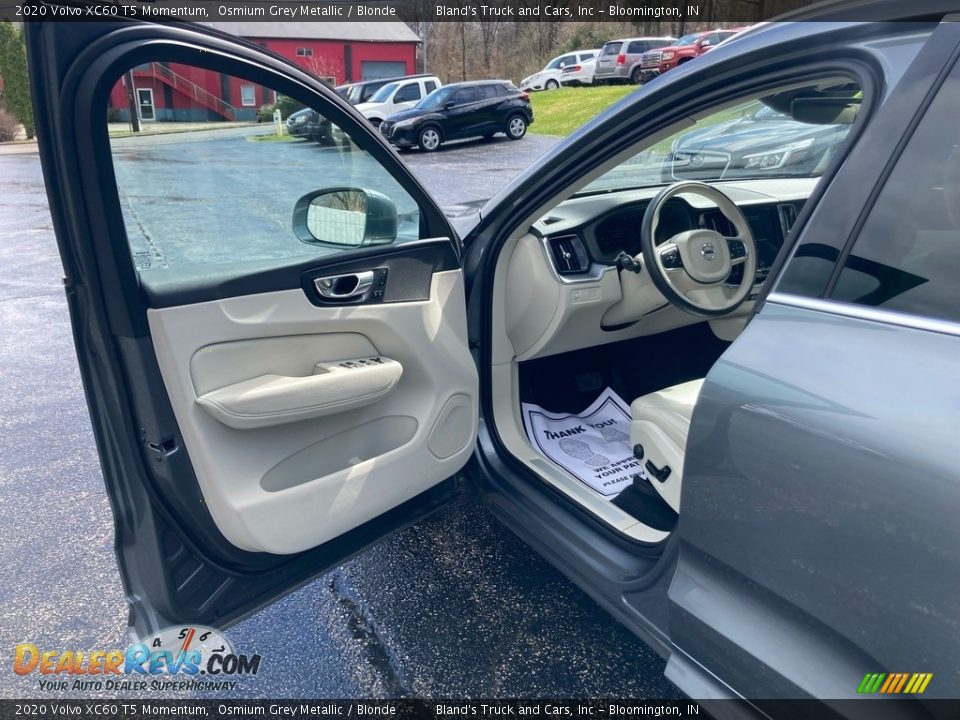 Door Panel of 2020 Volvo XC60 T5 Momentum Photo #11