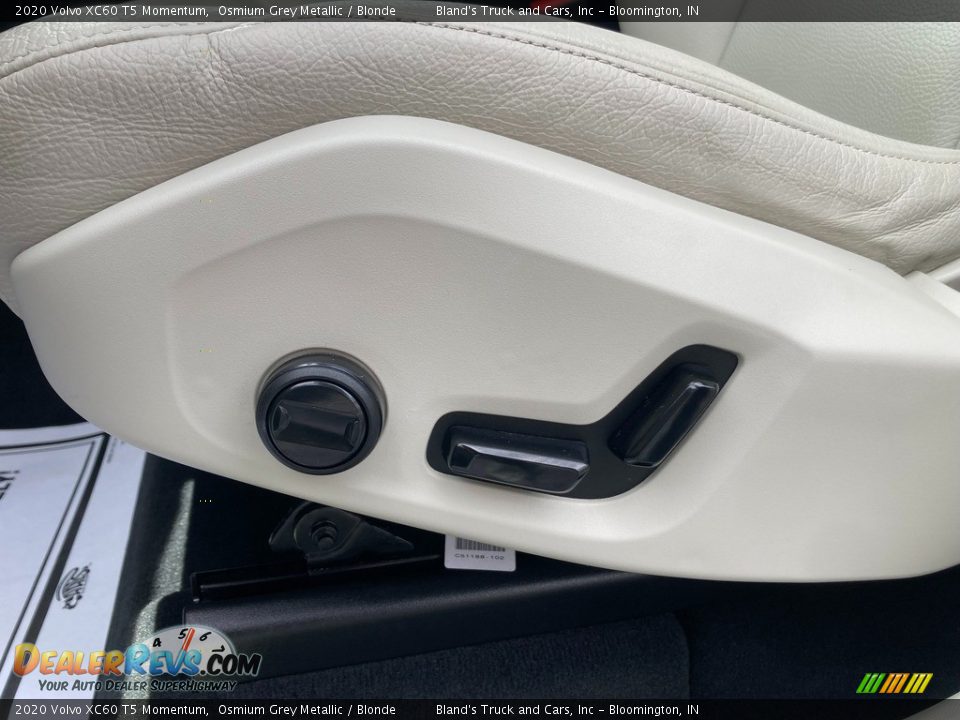 Front Seat of 2020 Volvo XC60 T5 Momentum Photo #15