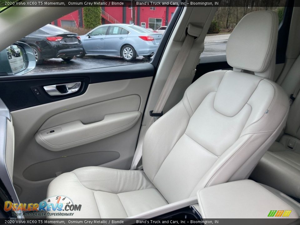 Front Seat of 2020 Volvo XC60 T5 Momentum Photo #16
