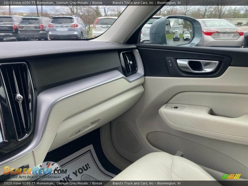 Front Seat of 2020 Volvo XC60 T5 Momentum Photo #17