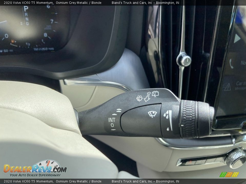 Controls of 2020 Volvo XC60 T5 Momentum Photo #29