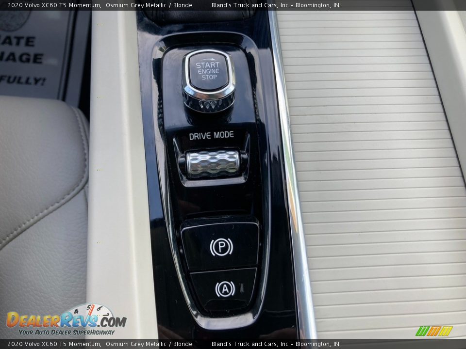 2020 Volvo XC60 T5 Momentum Shifter Photo #32