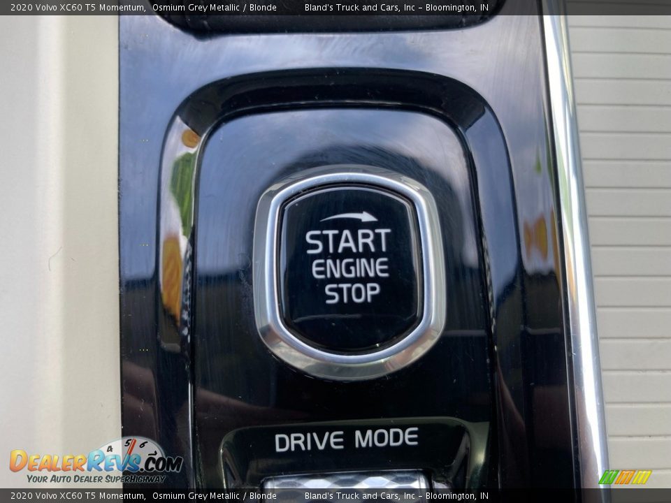 Controls of 2020 Volvo XC60 T5 Momentum Photo #33