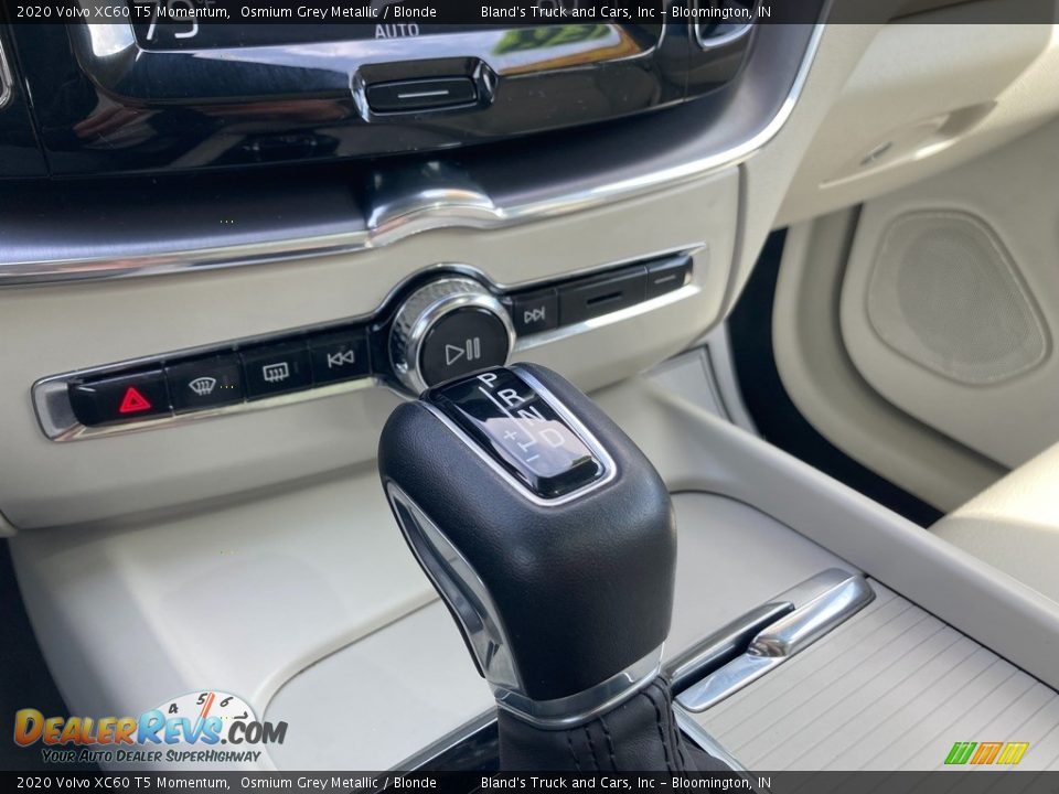 Controls of 2020 Volvo XC60 T5 Momentum Photo #34