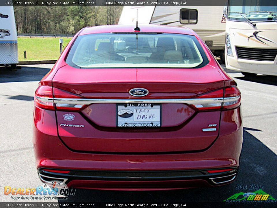 2017 Ford Fusion SE Ruby Red / Medium Light Stone Photo #4