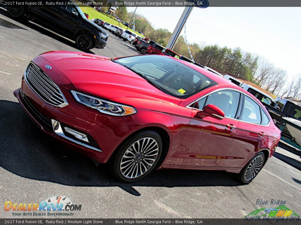 2017 Ford Fusion SE Ruby Red / Medium Light Stone Photo #25