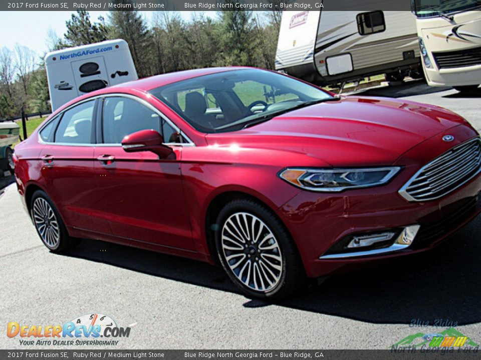 2017 Ford Fusion SE Ruby Red / Medium Light Stone Photo #26