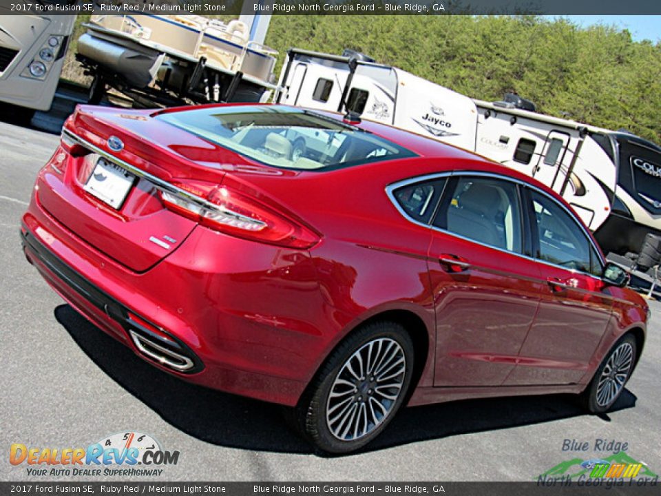 2017 Ford Fusion SE Ruby Red / Medium Light Stone Photo #27