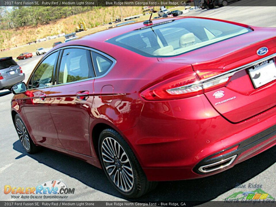 2017 Ford Fusion SE Ruby Red / Medium Light Stone Photo #28