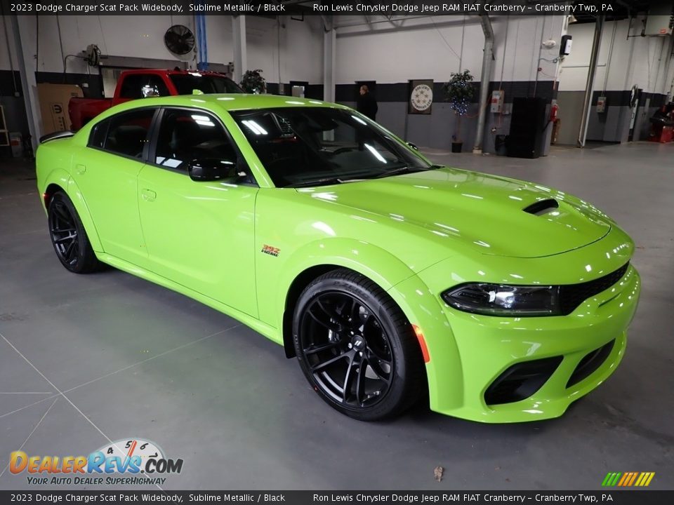 Front 3/4 View of 2023 Dodge Charger Scat Pack Widebody Photo #7