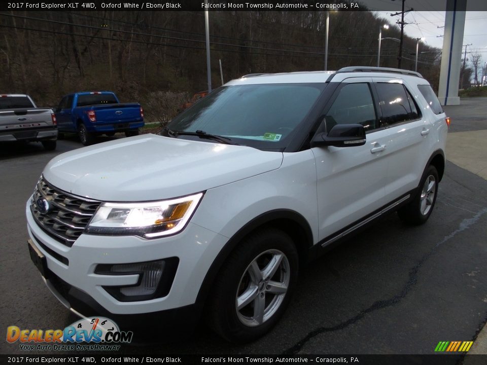 Front 3/4 View of 2017 Ford Explorer XLT 4WD Photo #7