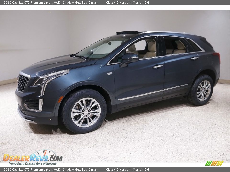 Front 3/4 View of 2020 Cadillac XT5 Premium Luxury AWD Photo #3