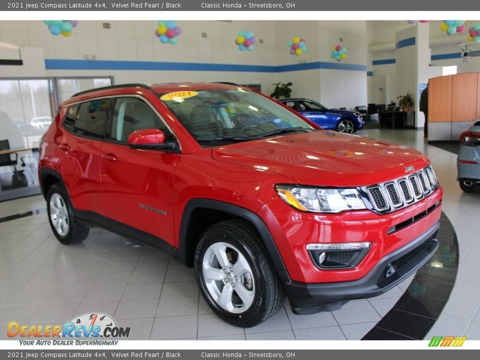 Front 3/4 View of 2021 Jeep Compass Latitude 4x4 Photo #3