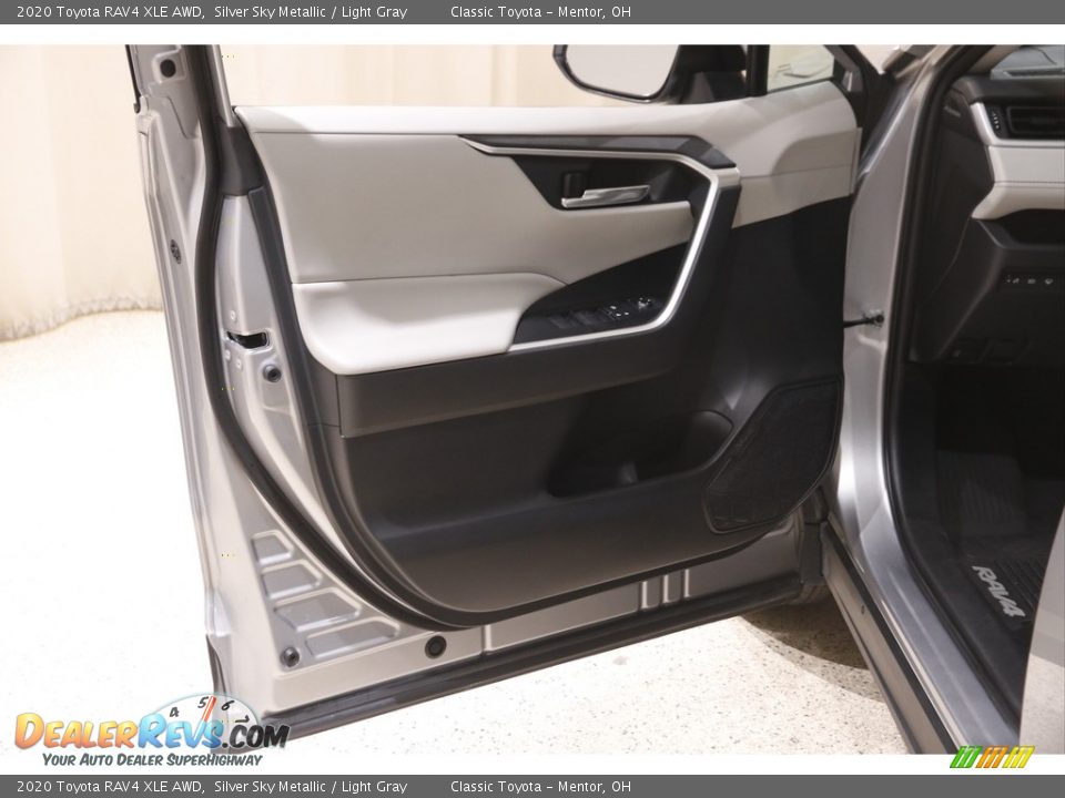 2020 Toyota RAV4 XLE AWD Silver Sky Metallic / Light Gray Photo #4