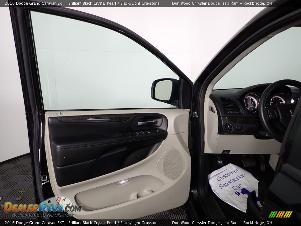 2016 Dodge Grand Caravan SXT Brilliant Black Crystal Pearl / Black/Light Graystone Photo #9