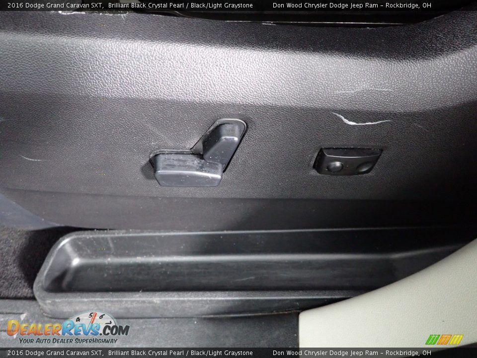 2016 Dodge Grand Caravan SXT Brilliant Black Crystal Pearl / Black/Light Graystone Photo #11