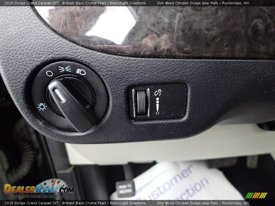 2016 Dodge Grand Caravan SXT Brilliant Black Crystal Pearl / Black/Light Graystone Photo #13