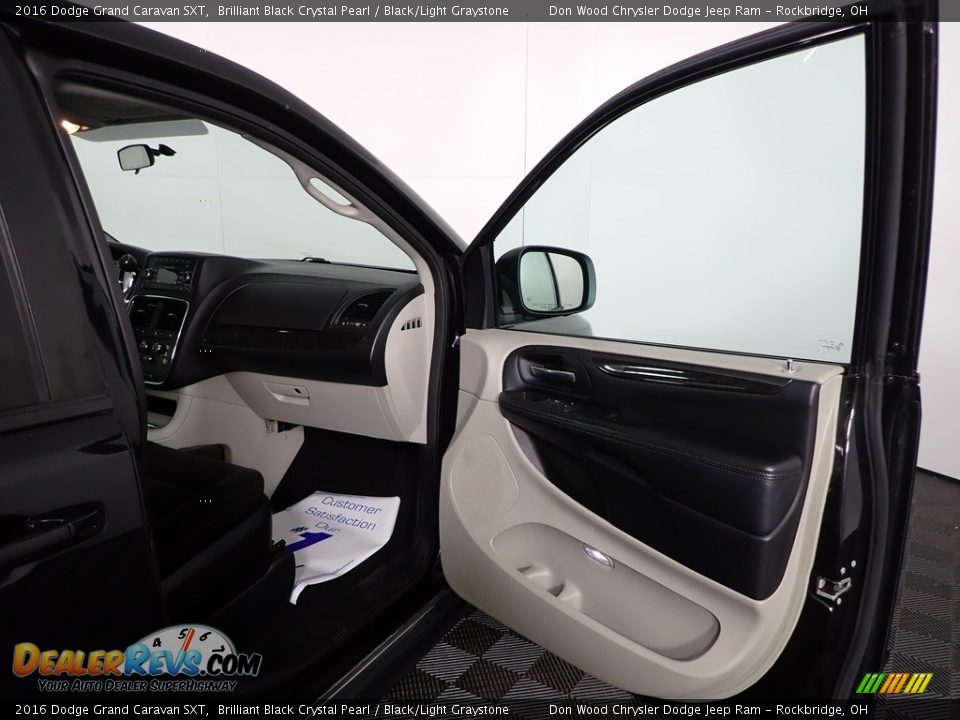 2016 Dodge Grand Caravan SXT Brilliant Black Crystal Pearl / Black/Light Graystone Photo #20